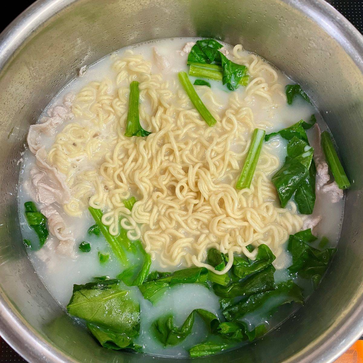 サッポロ一番公式の「ほうれん草とゆで卵の豆乳みそラーメン」のレシピ