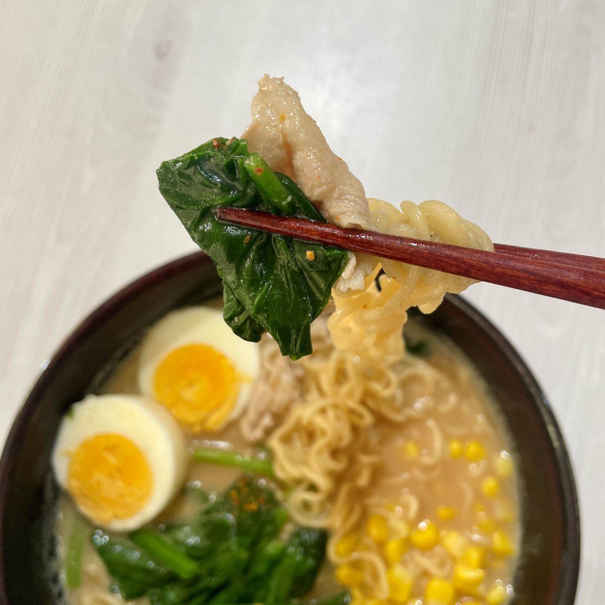 サッポロ一番公式の「ほうれん草とゆで卵の豆乳みそラーメン」のレシピ