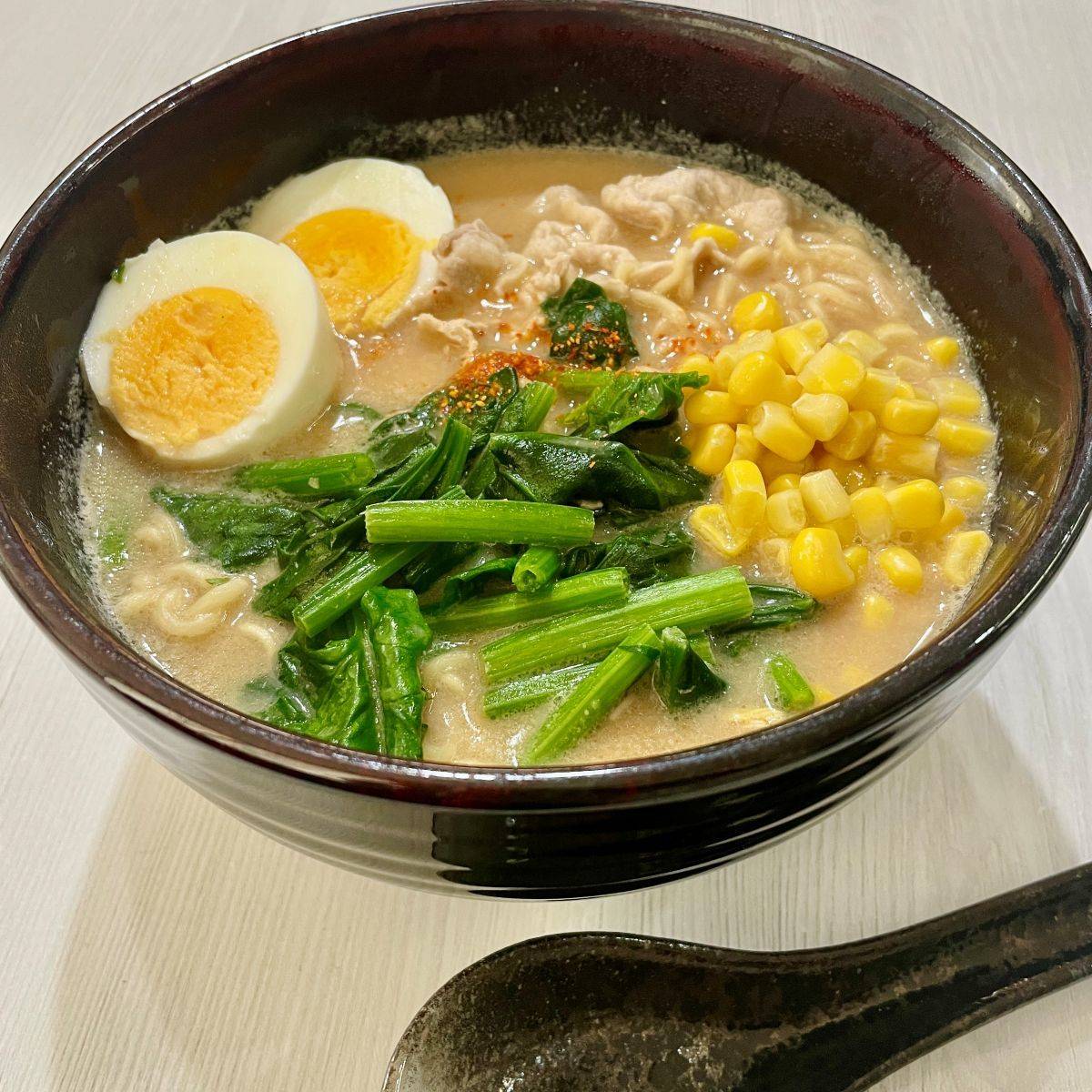 サッポロ一番公式の「ほうれん草とゆで卵の豆乳みそラーメン」のレシピ