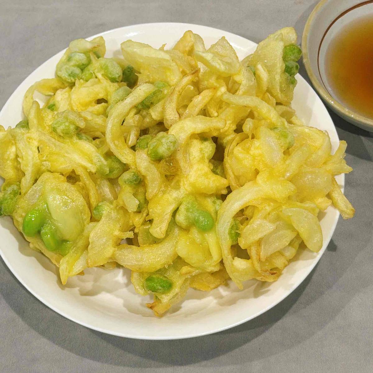 JAグループ公式の「えんどう豆と新玉ねぎのかき揚げ♡」のレシピ