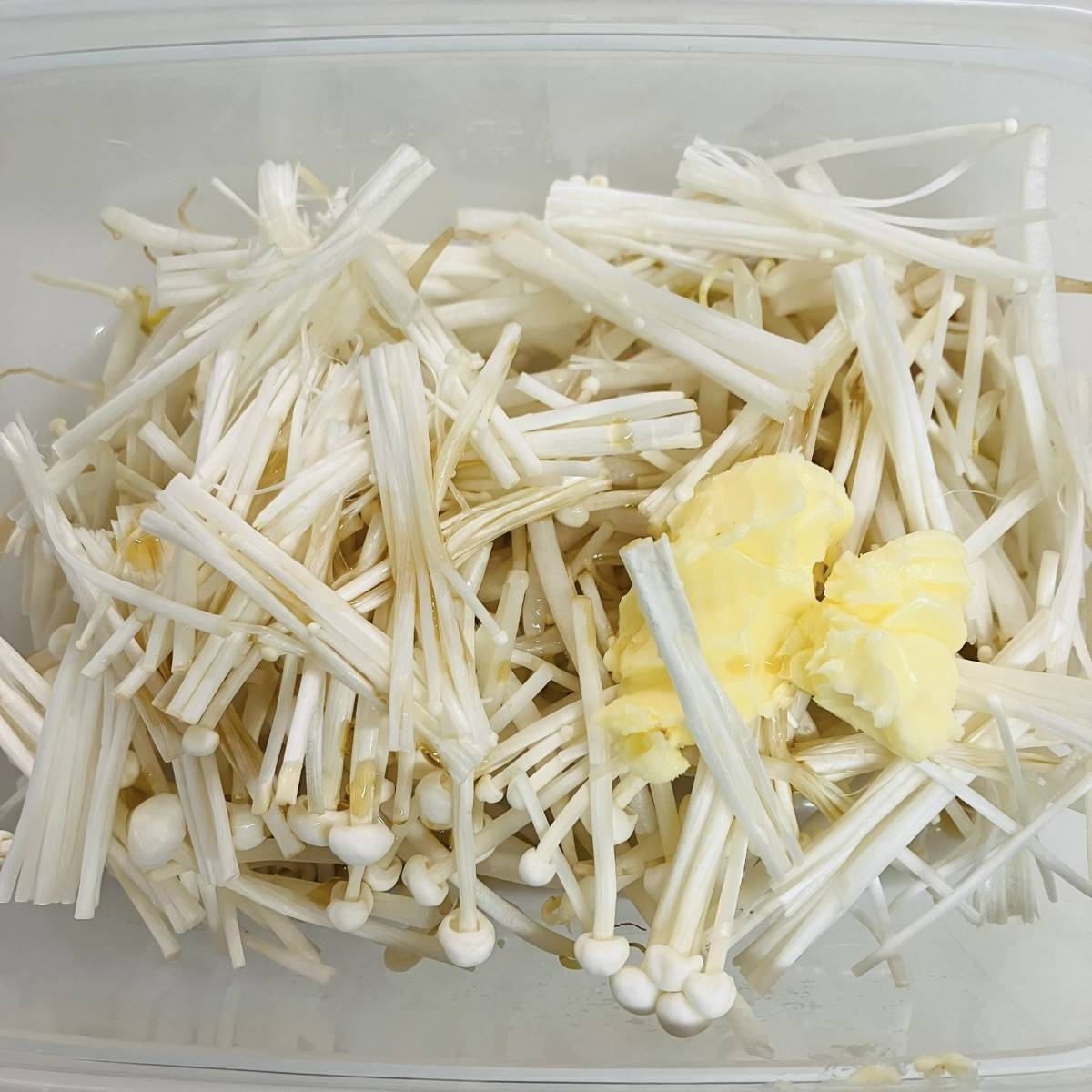 テーブルマーク公式の「レンジだけ！えのきともやしのバターしょうゆうどん」のレシピ