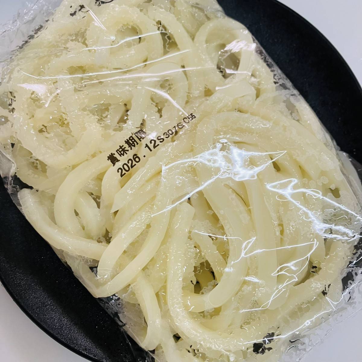 テーブルマーク公式の「レンジだけ！えのきともやしのバターしょうゆうどん」のレシピ