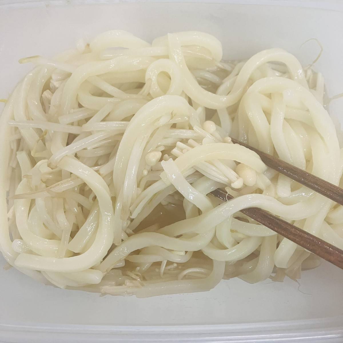 テーブルマーク公式の「レンジだけ！えのきともやしのバターしょうゆうどん」のレシピ