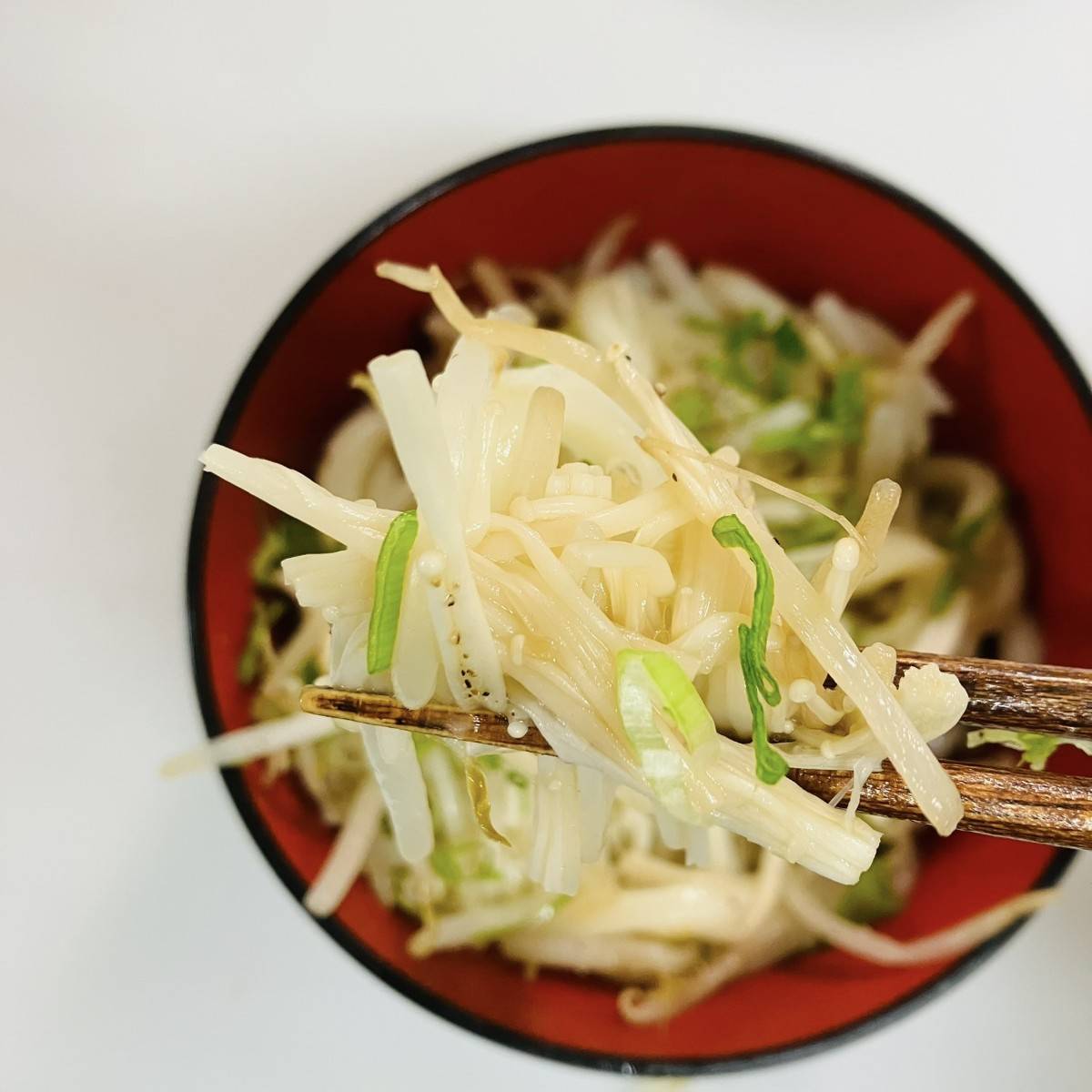 テーブルマーク公式の「レンジだけ！えのきともやしのバターしょうゆうどん」のレシピ