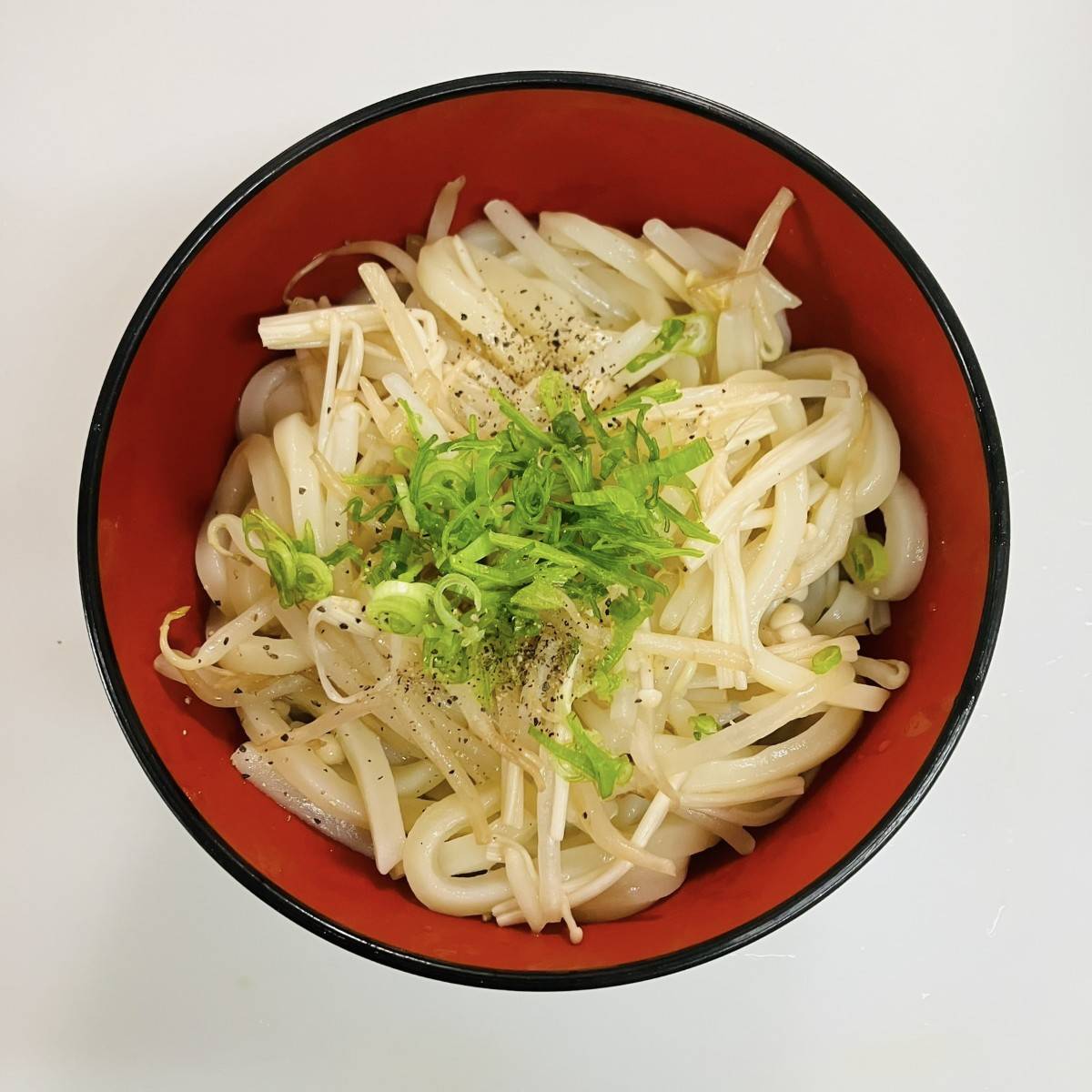 テーブルマーク公式の「レンジだけ！えのきともやしのバターしょうゆうどん」のレシピ