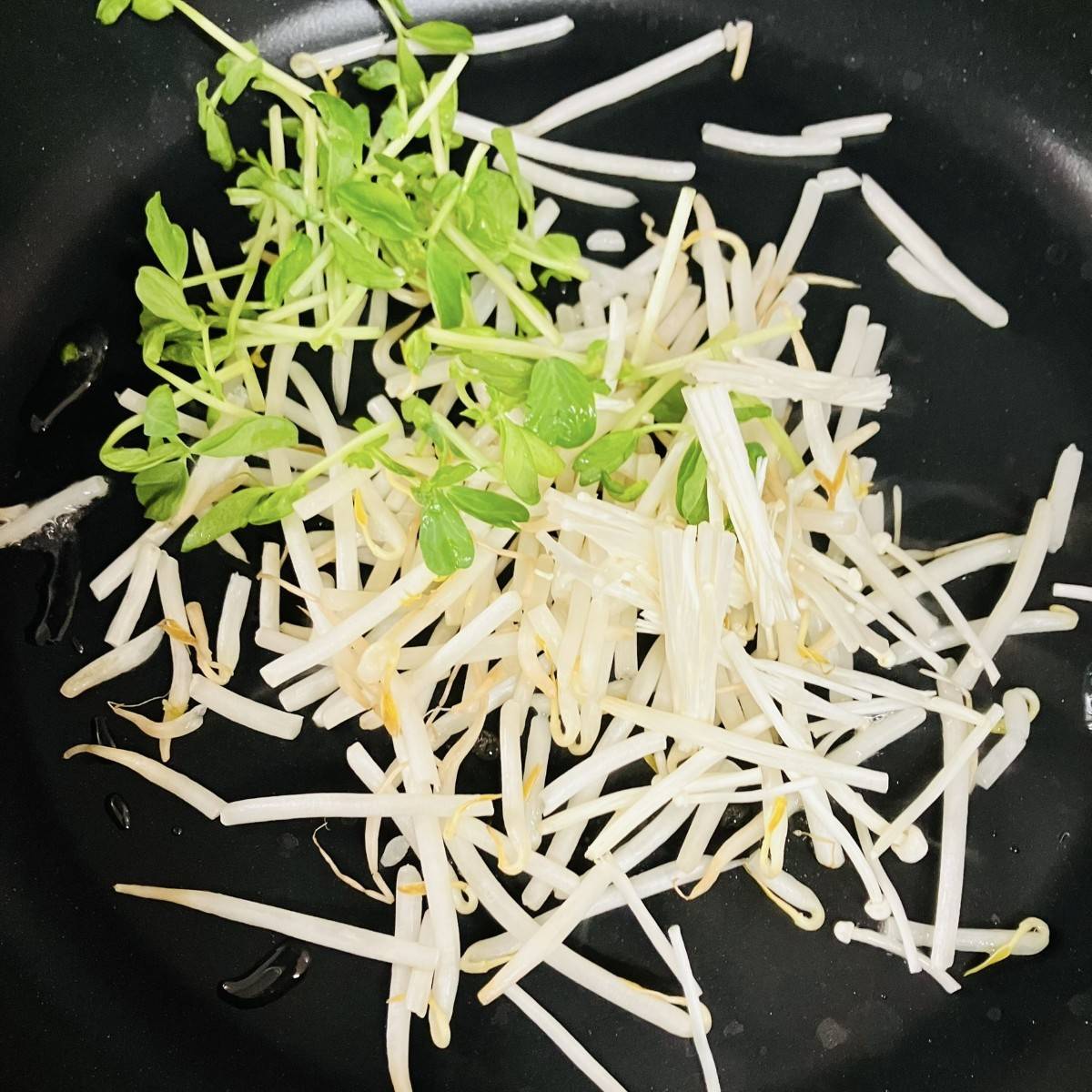 JAグループ公式の「もやしと豆苗と素干しえびの巣ごもり卵♪」のレシピ