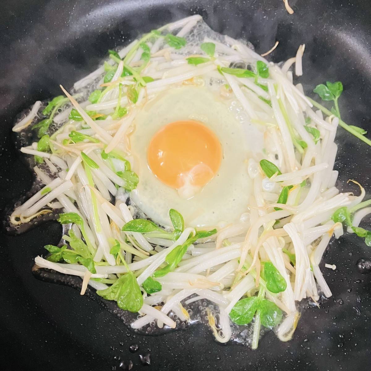 JAグループ公式の「もやしと豆苗と素干しえびの巣ごもり卵♪」のレシピ