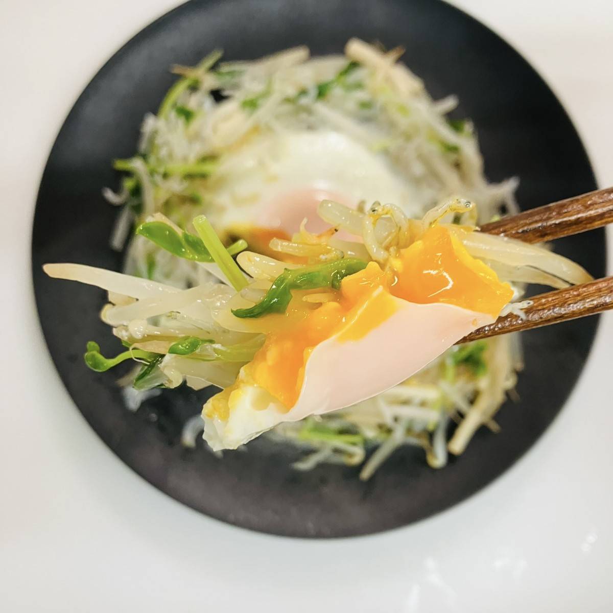 JAグループ公式の「もやしと豆苗と素干しえびの巣ごもり卵♪」のレシピ