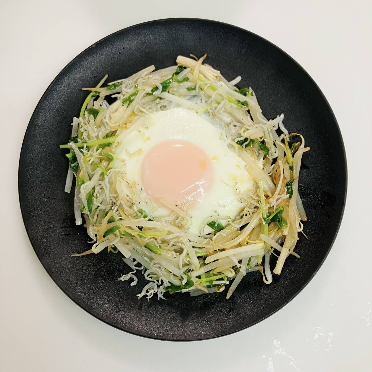 JAグループ公式の「もやしと豆苗と素干しえびの巣ごもり卵♪」のレシピ