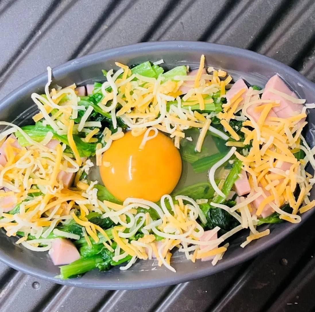 ニッスイ公式の「おさかなのソーセージとほうれん草のココット」のレシピ