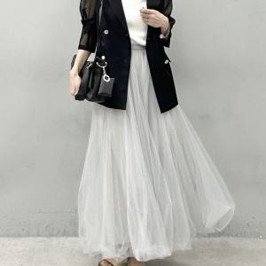 動くたびふんわり。ジャケット合わせで大人っぽく「チュールスカート」コーデ