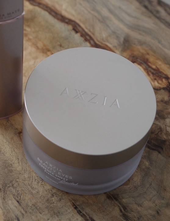 AXXZIAの目元美顔器とアイシート