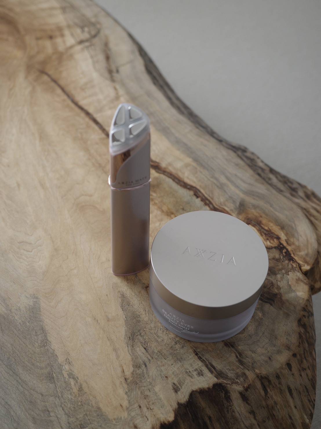 AXXZIAの目元美顔器とアイシート