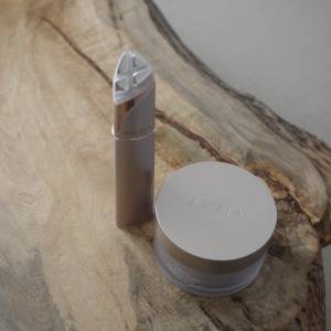 本気の目元ケアを自宅で。ふっくら明るい印象へ導く「AXXZIA」目元美顔器＆アイシート