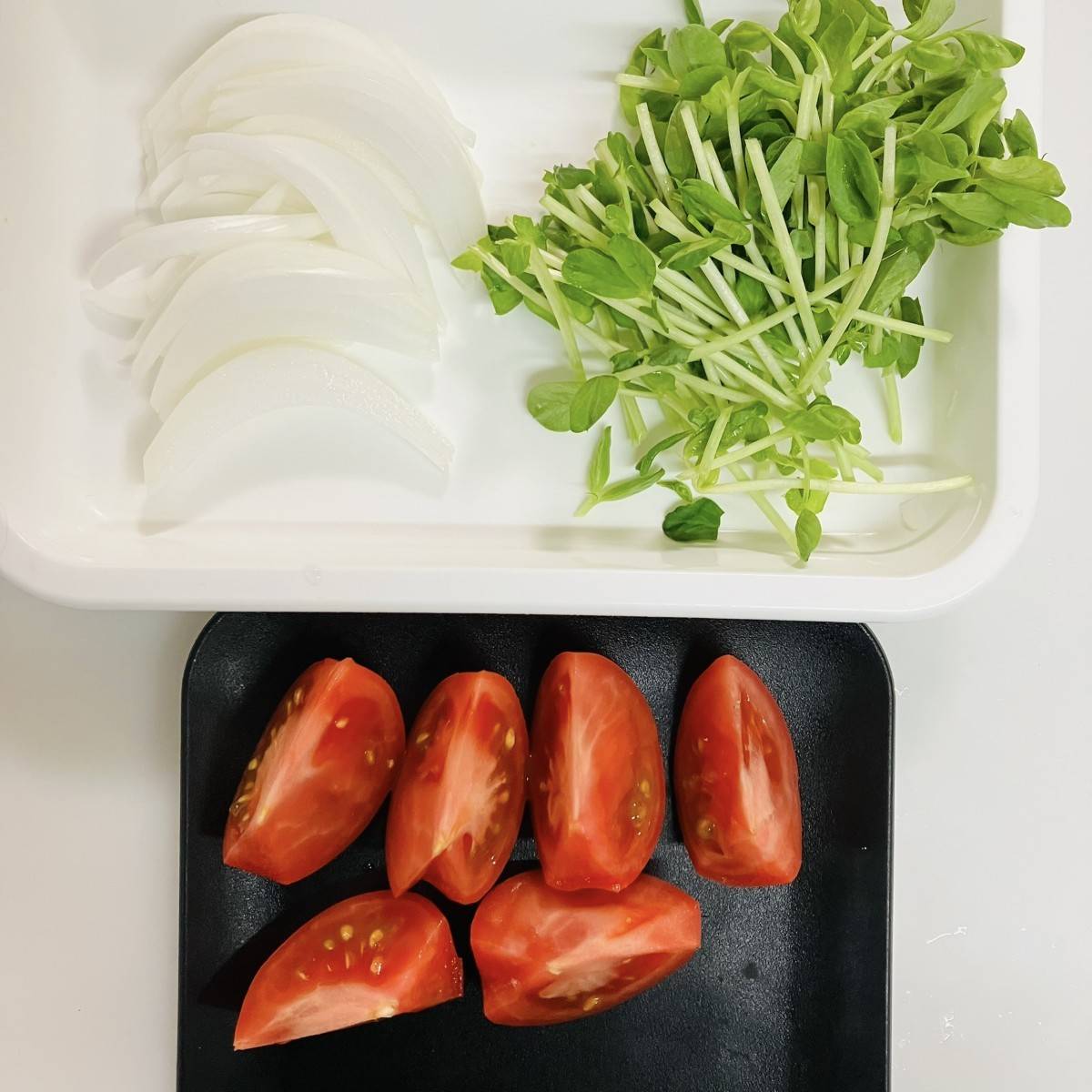 マルちゃん公式の「さっぱりトマトとツナの焼そば」のレシピ