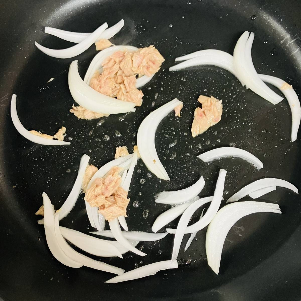 マルちゃん公式の「さっぱりトマトとツナの焼そば」のレシピ