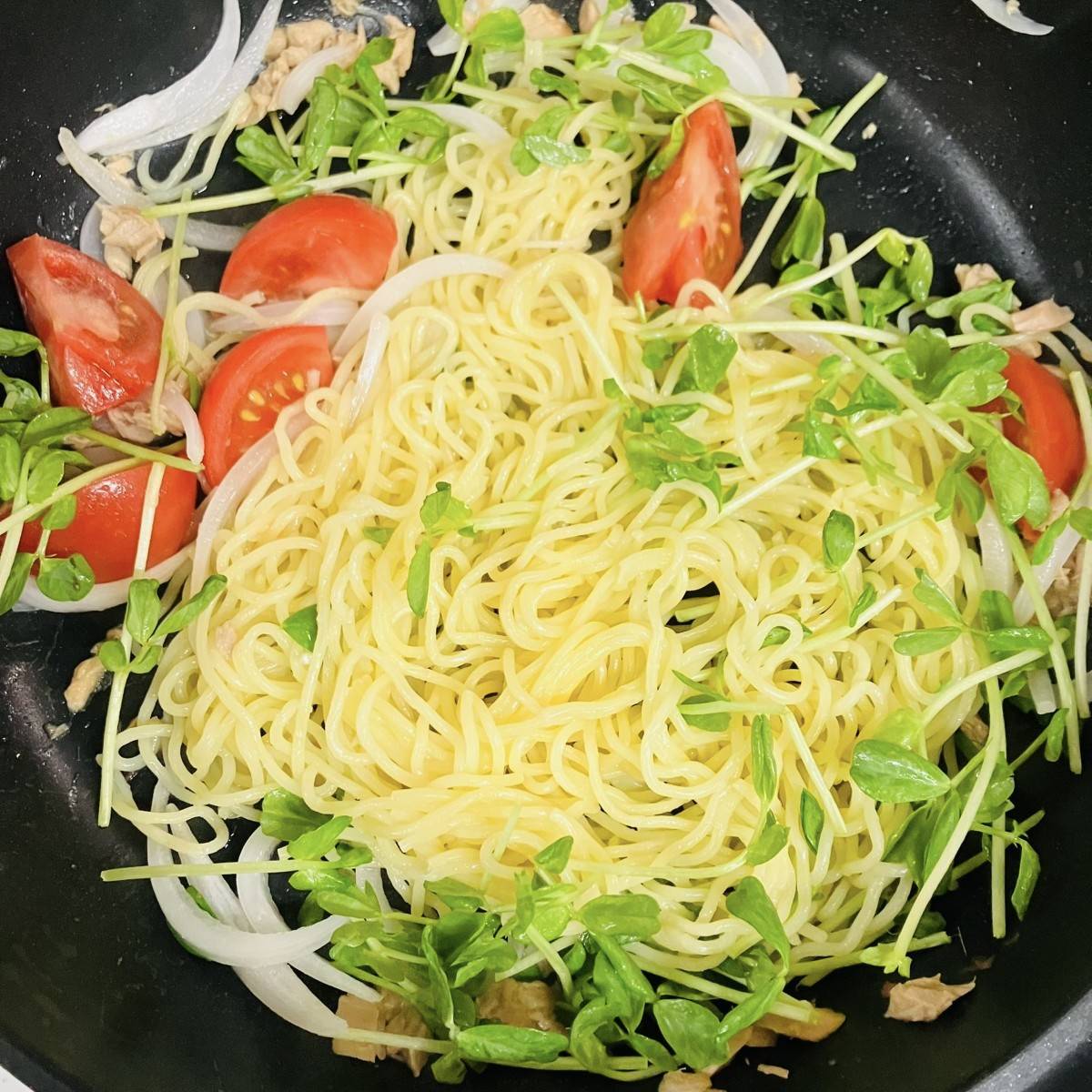 マルちゃん公式の「さっぱりトマトとツナの焼そば」のレシピ