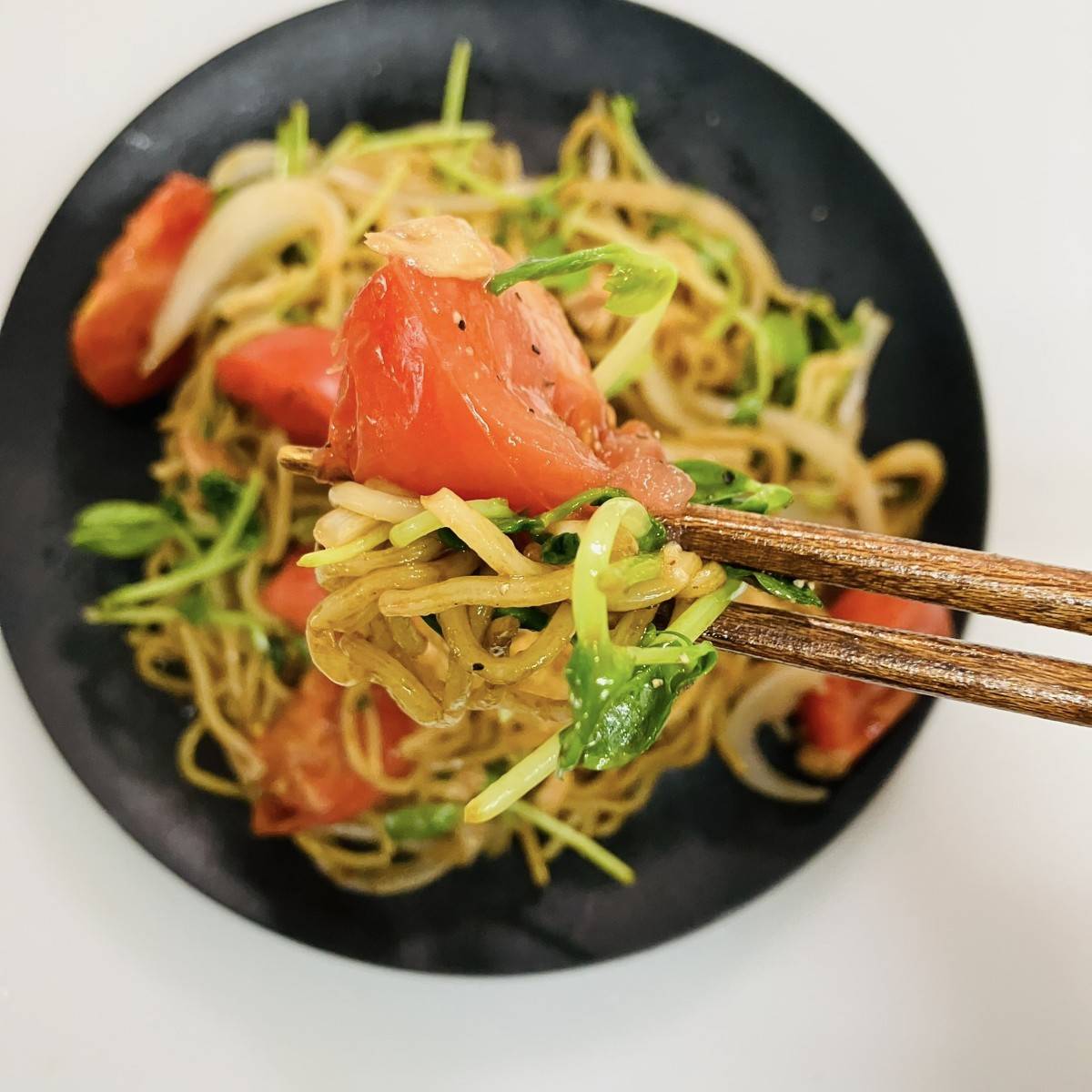 マルちゃん公式の「さっぱりトマトとツナの焼そば」のレシピ