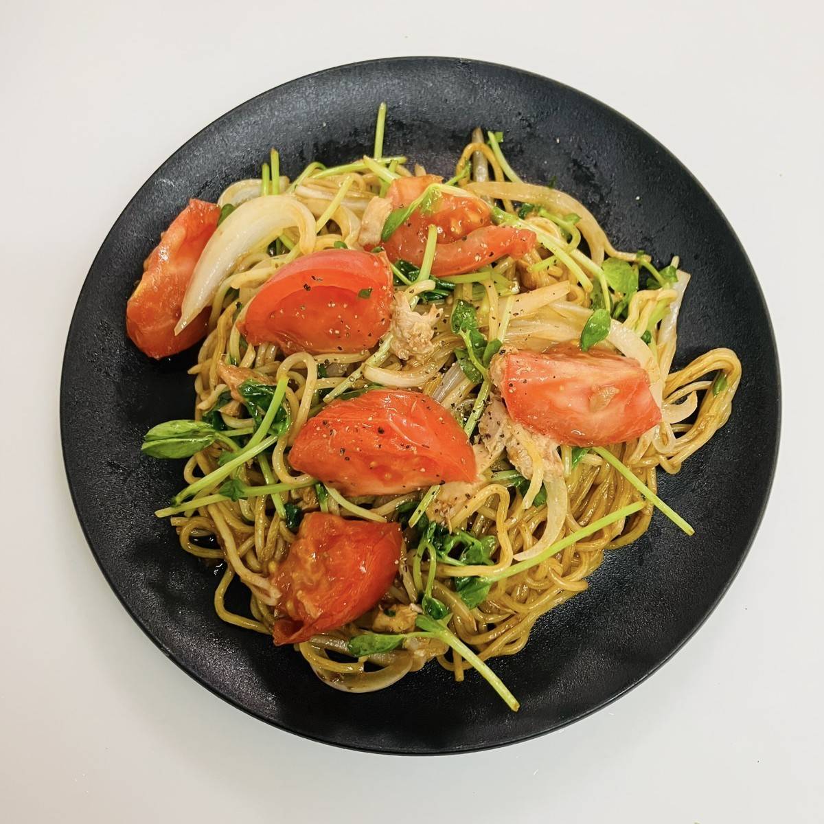 マルちゃん公式の「さっぱりトマトとツナの焼そば」のレシピ