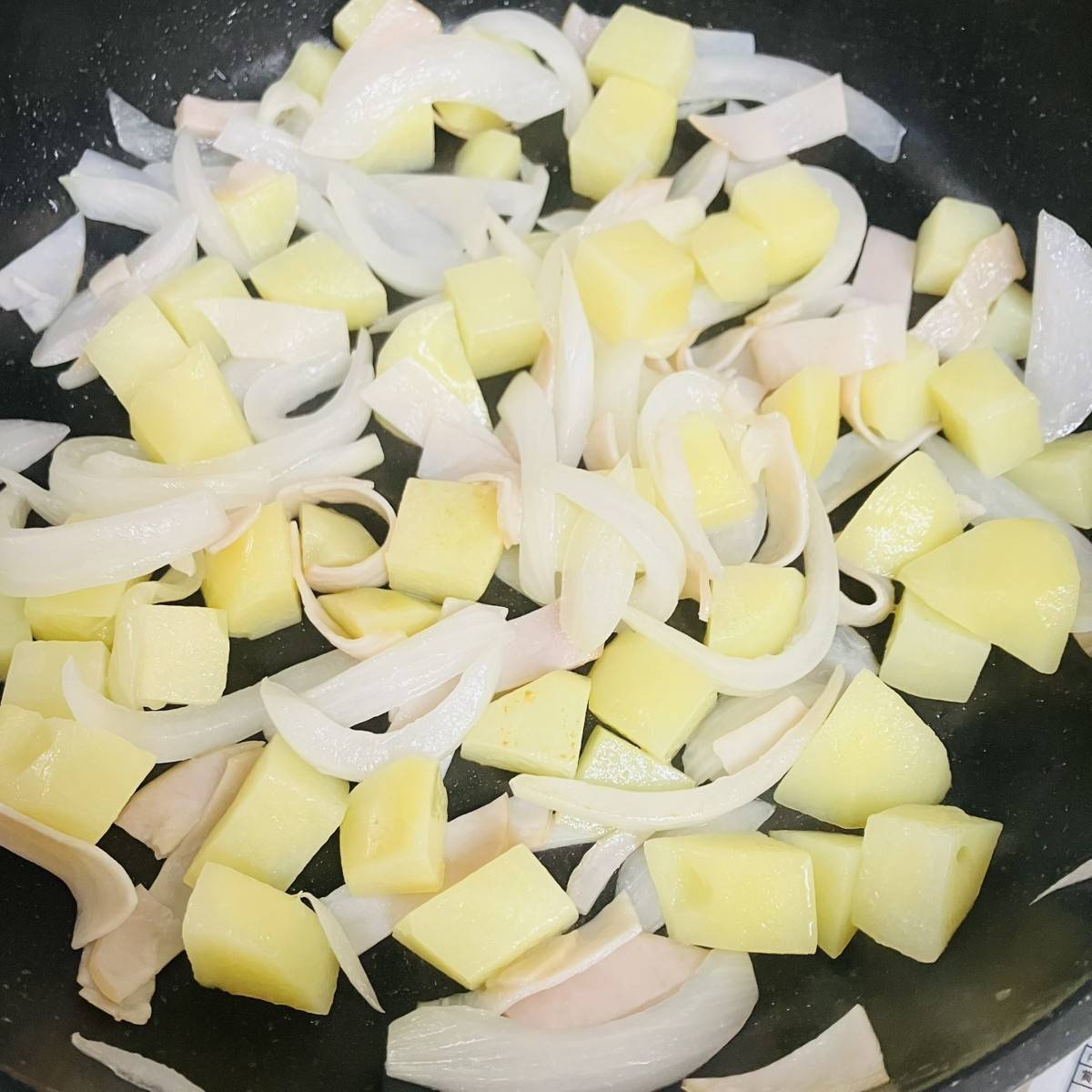 ヤマキ公式の「新じゃがいもと新玉ねぎのジャーマンポテト」のレシピ