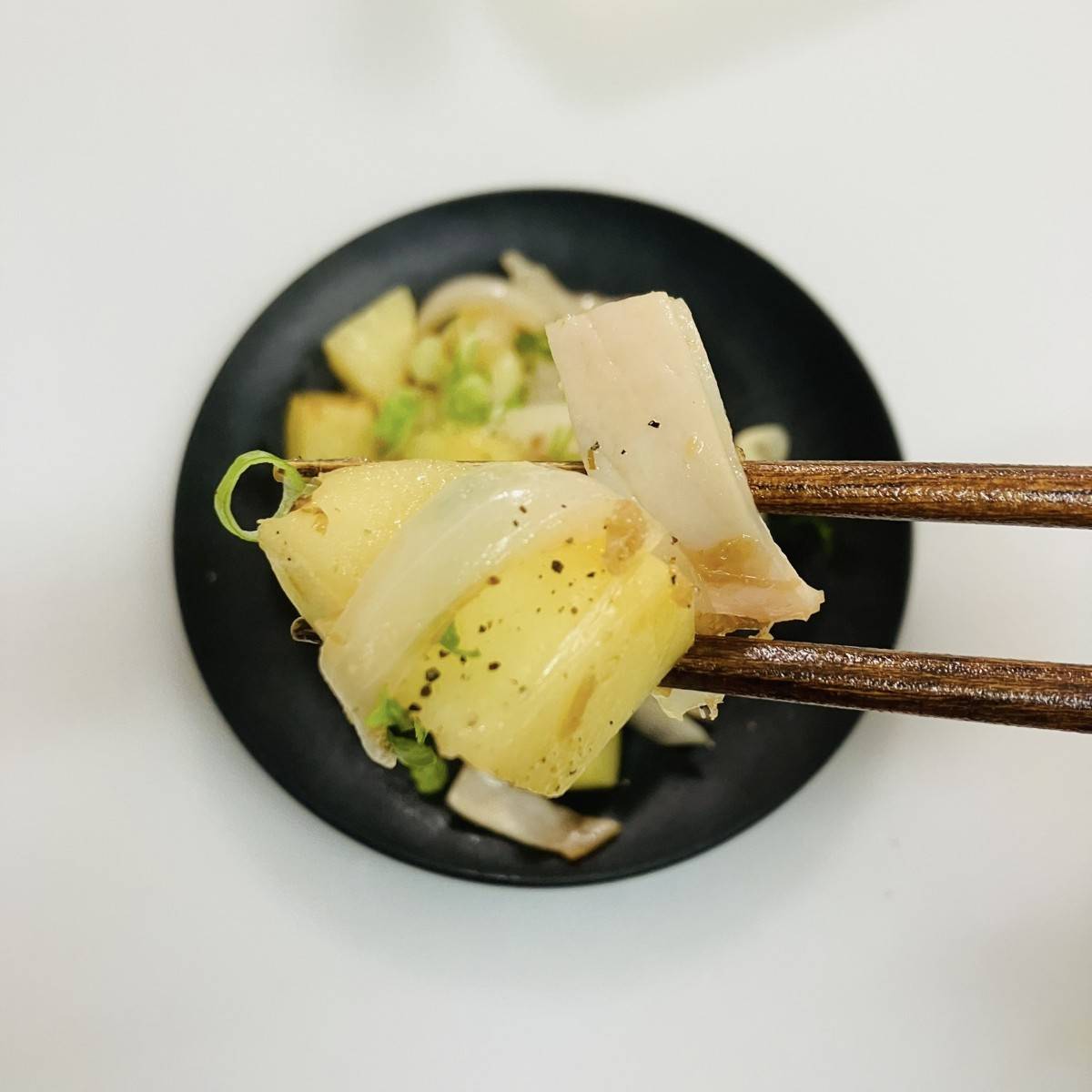 ヤマキ公式の「新じゃがいもと新玉ねぎのジャーマンポテト」のレシピ