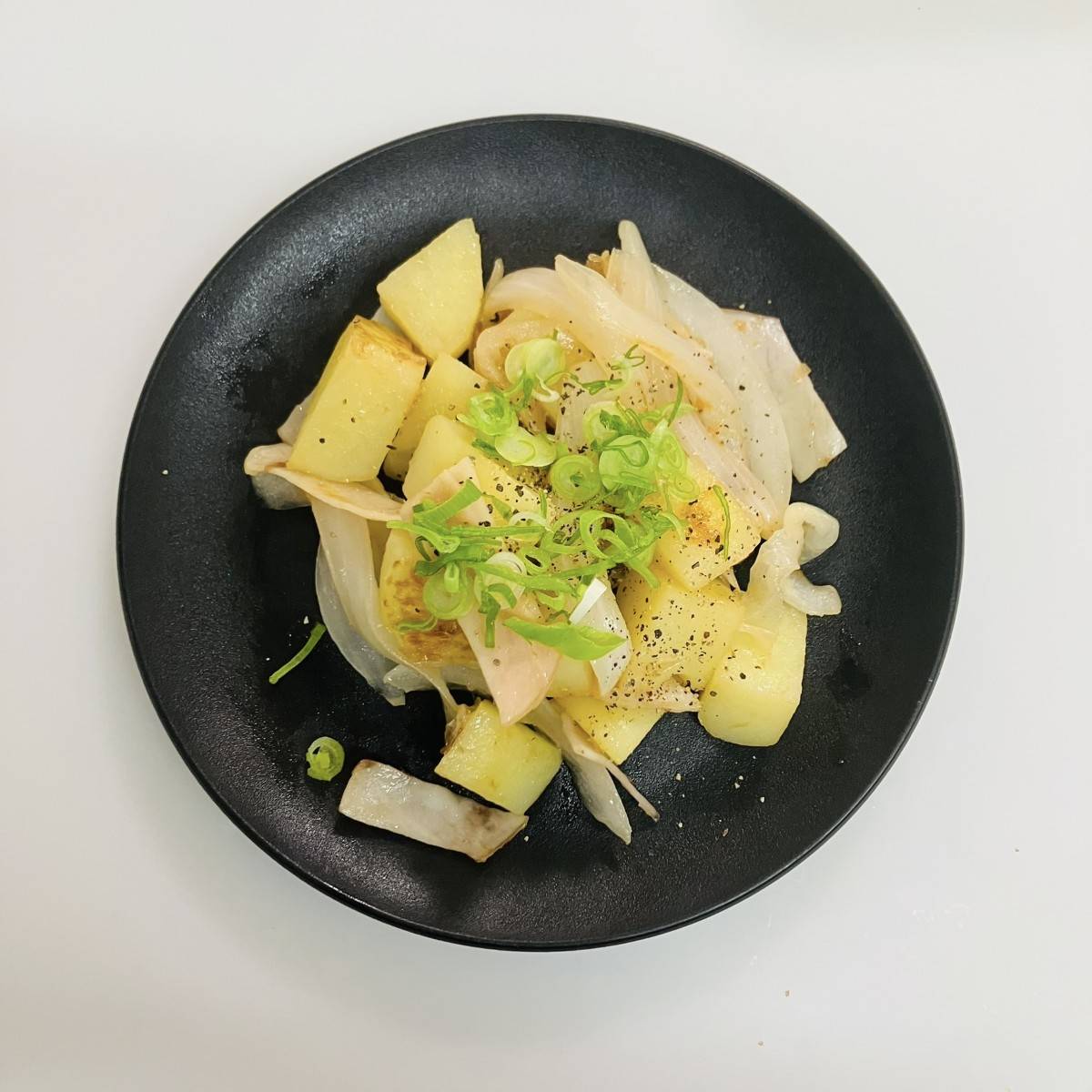 ヤマキ公式の「新じゃがいもと新玉ねぎのジャーマンポテト」のレシピ