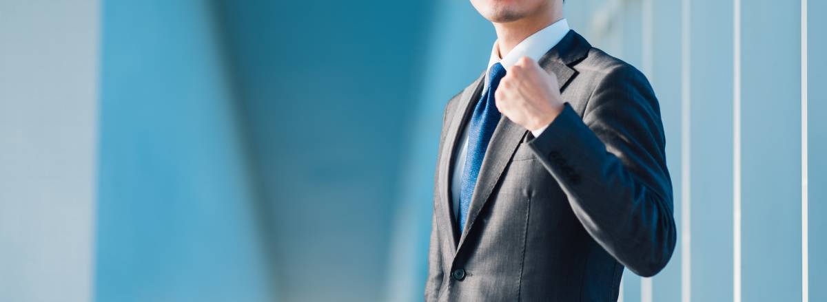 ガッツポーズをする人