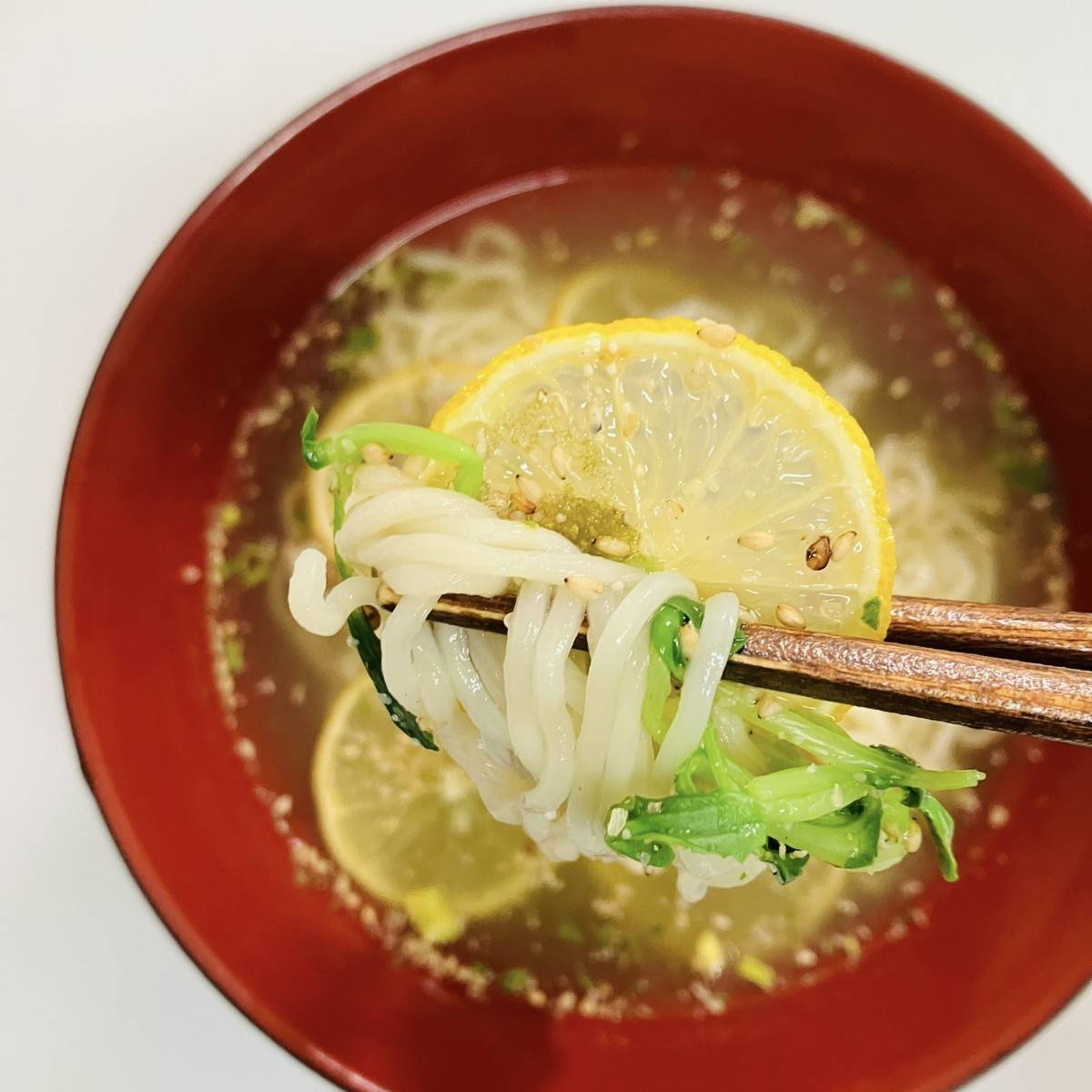 サッポロ一番公式の「レモンでさっぱり大人の冷やしラーメン」のレシピ