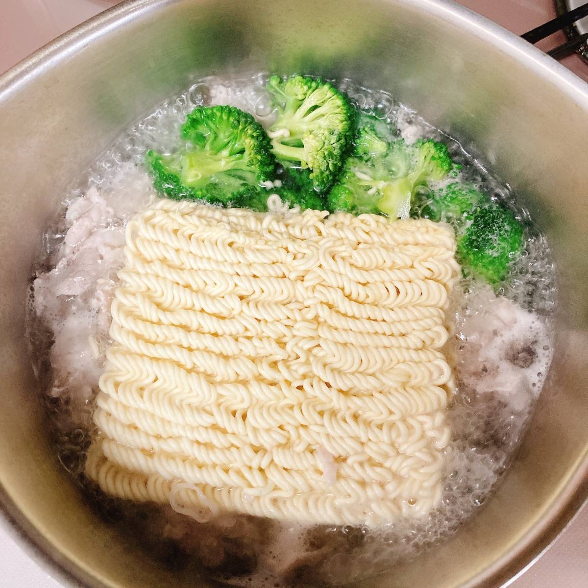 サッポロ一番公式の「ほうれん草とゆで卵の豆乳みそラーメン」のレシピ