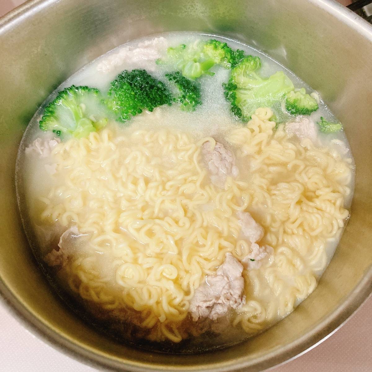 サッポロ一番公式の「ほうれん草とゆで卵の豆乳みそラーメン」のレシピ