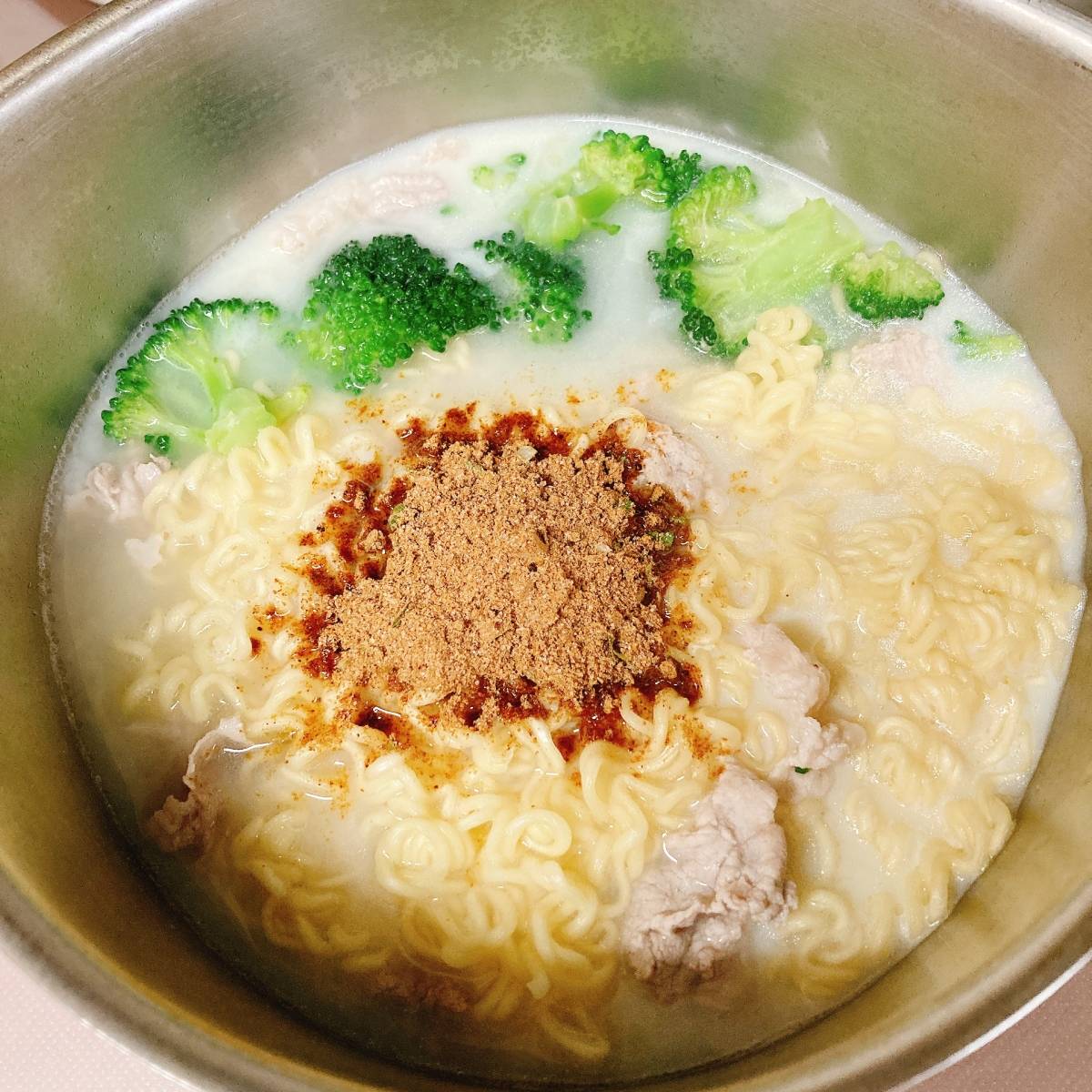 サッポロ一番公式の「ほうれん草とゆで卵の豆乳みそラーメン」のレシピ