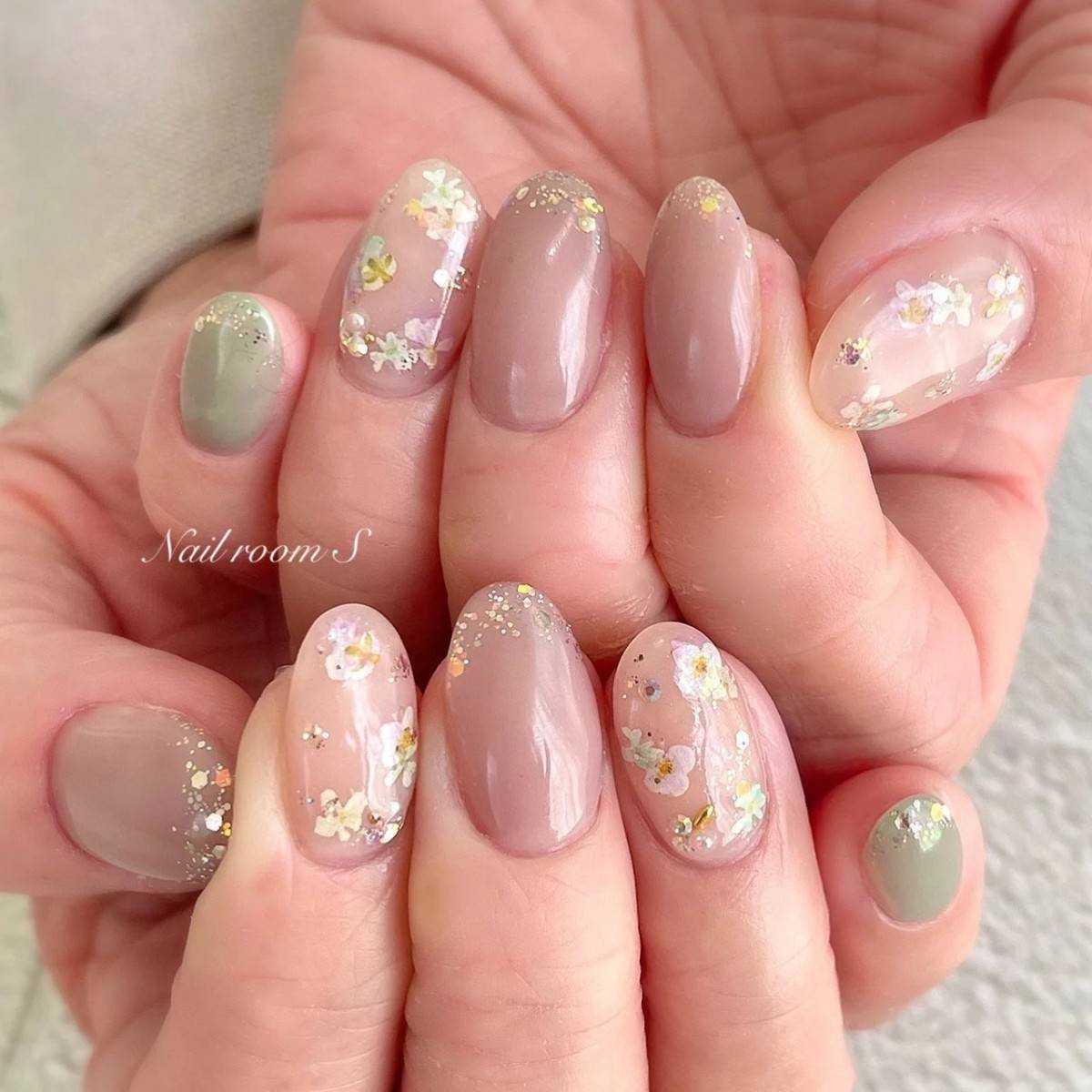 くすみベージュネイル