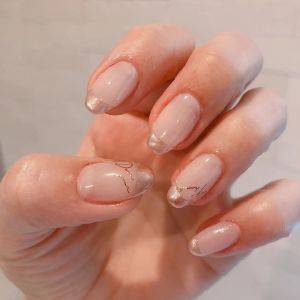 【2026年晩春】大人のこなれ感を演出。最新ピンクゴールドネイル5選