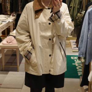 大人の余裕ムードが漂う。機能性も備えた「Barbour」のベージュジャケット