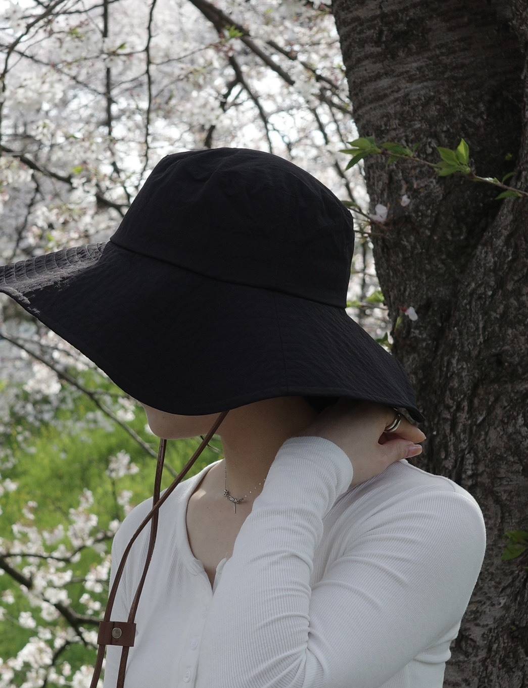 つば広のUVカットハット