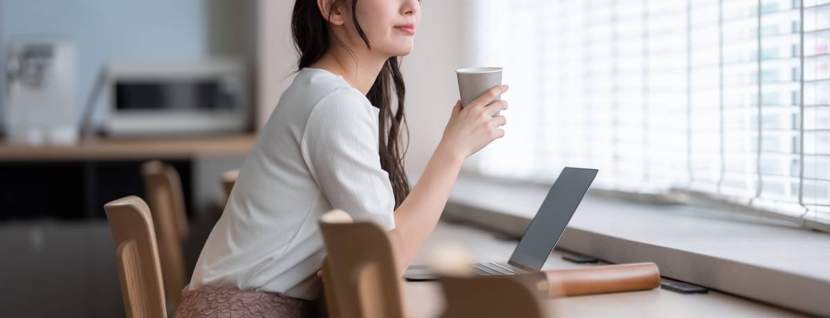 コーヒーを飲む人