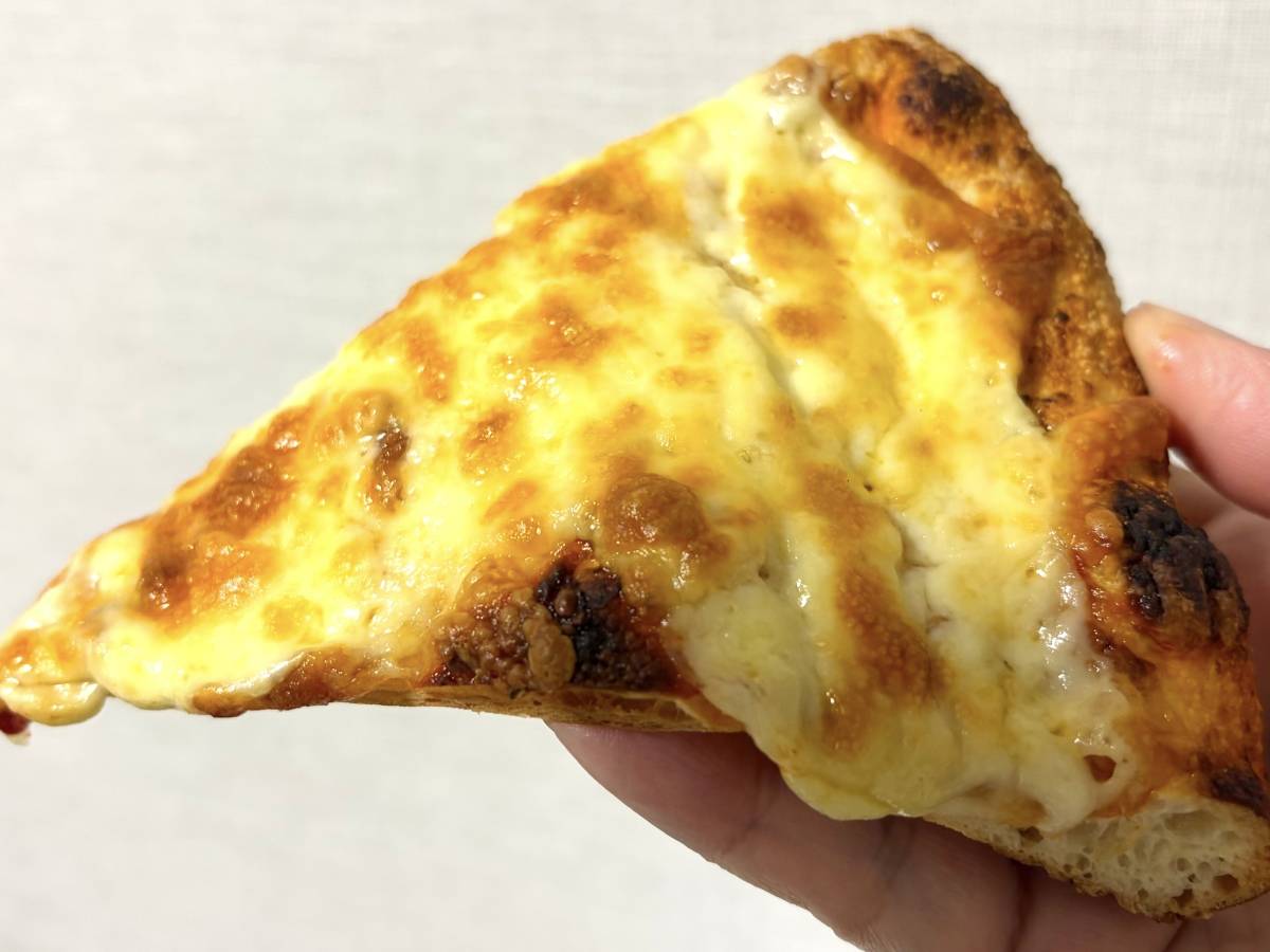 とろ〜りと伸びる上質なチーズだよ♡