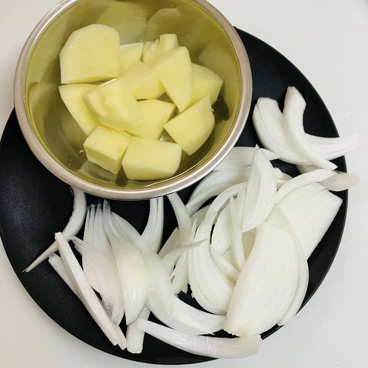 ヤマキ公式の「鮭とじゃがいものめんつゆバター煮」のレシピ