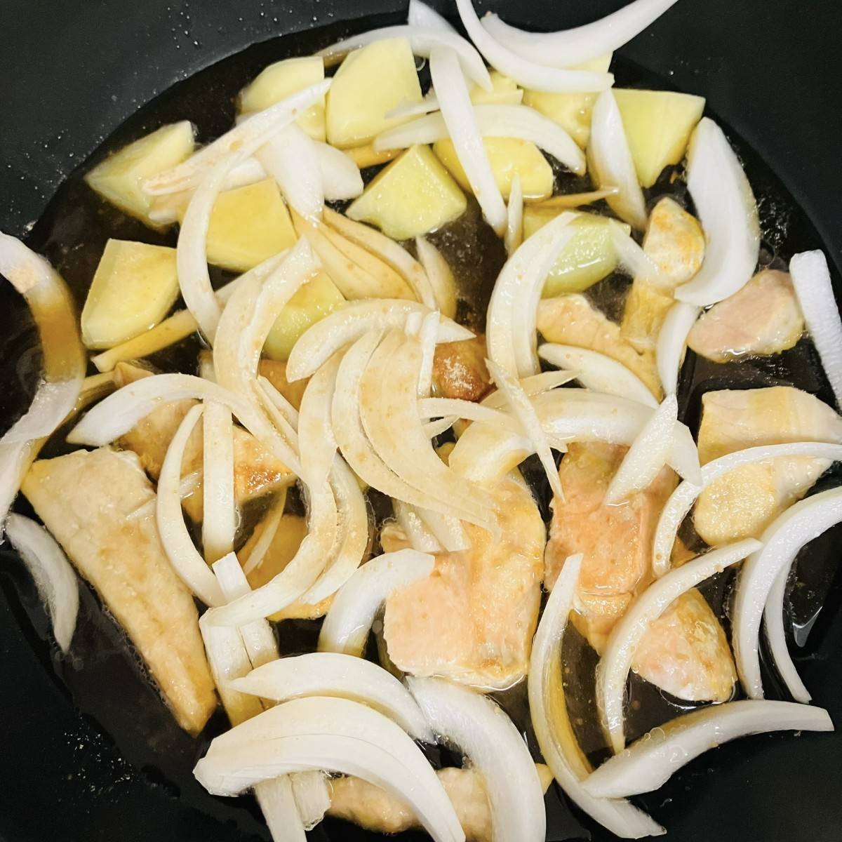 ヤマキ公式の「鮭とじゃがいものめんつゆバター煮」のレシピ