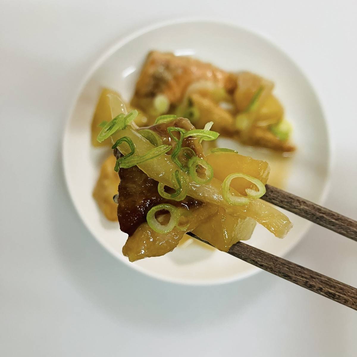 ヤマキ公式の「鮭とじゃがいものめんつゆバター煮」のレシピ