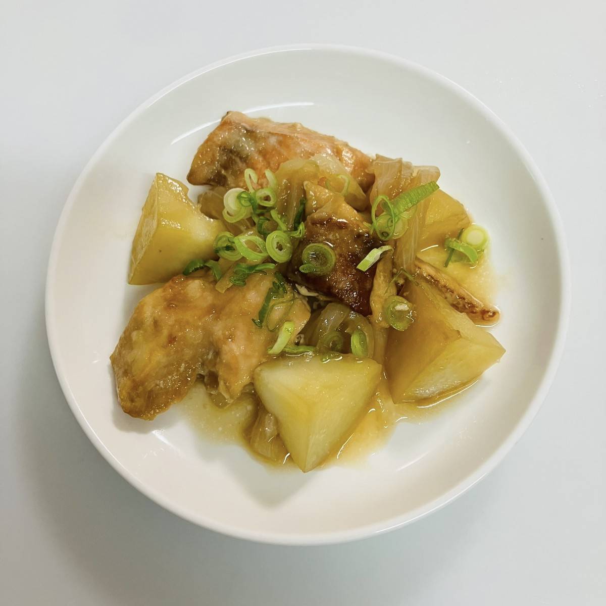 ヤマキ公式の「鮭とじゃがいものめんつゆバター煮」のレシピ