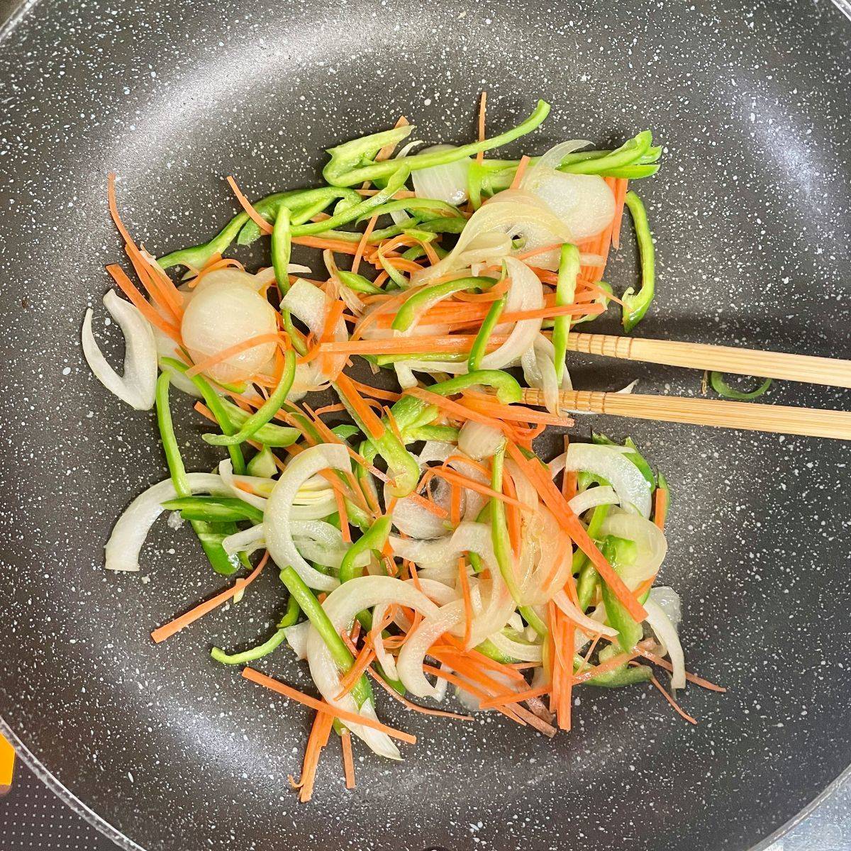 マルちゃん公式の「ポークプルコギ風焼そば」のレシピ