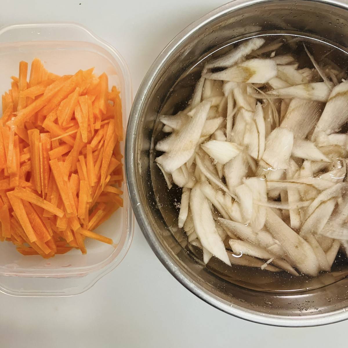 くらこん公式の「塩こんぶとひじきで鶏肉の炊き込みご飯」のレシピ