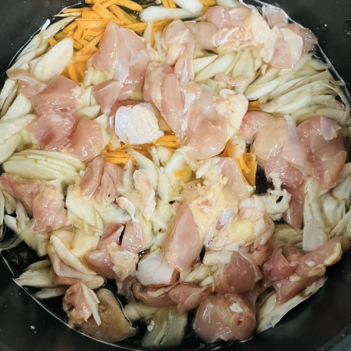 くらこん公式の「塩こんぶとひじきで鶏肉の炊き込みご飯」のレシピ