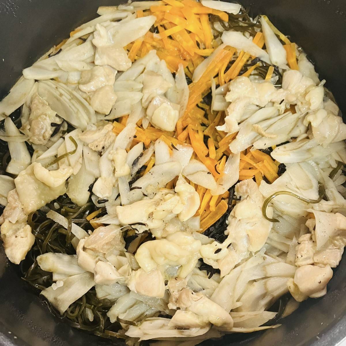 くらこん公式の「塩こんぶとひじきで鶏肉の炊き込みご飯」のレシピ