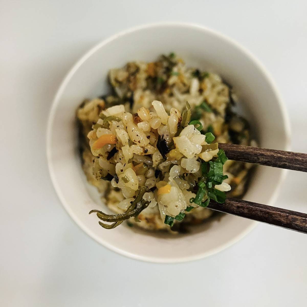 くらこん公式の「塩こんぶとひじきで鶏肉の炊き込みご飯」のレシピ