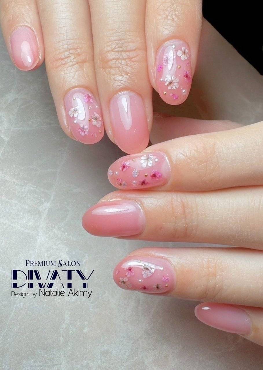 透け感ピンクネイル