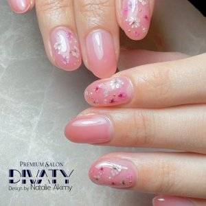 【2026年晩春】トレンドに敏感な大人女子へ。透け感ピンクネイル5選