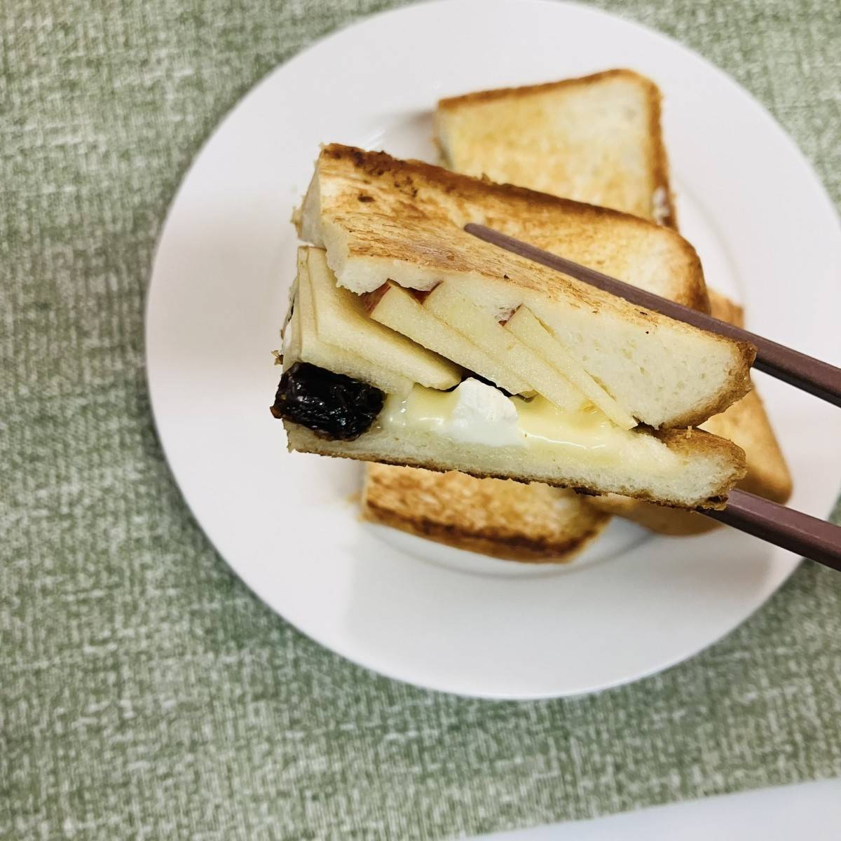 パスコ公式の「りんごとカマンベールのホットサンド」のレシピ