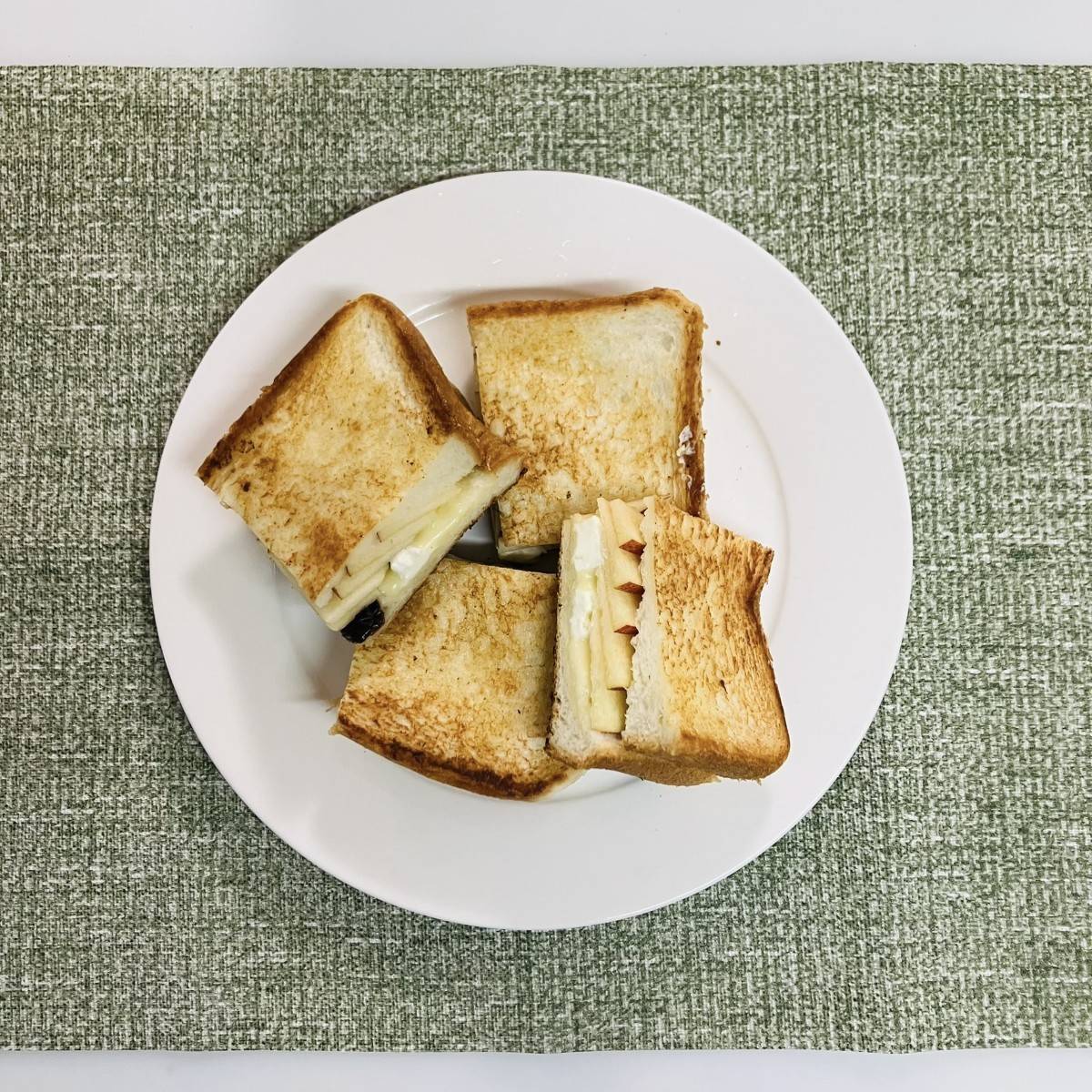 パスコ公式の「りんごとカマンベールのホットサンド」のレシピ